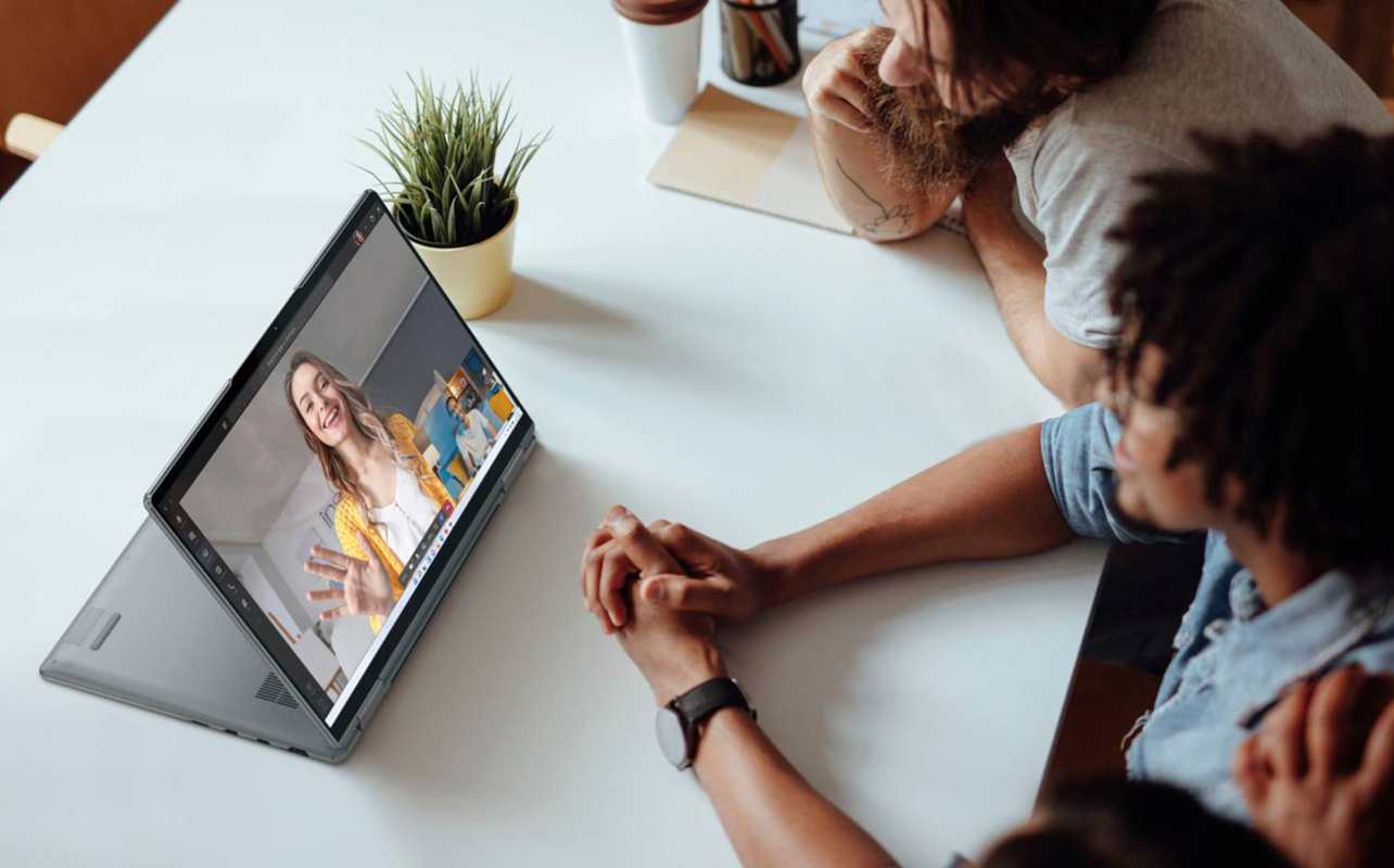 Des amis se parlant par vidéo au moyen d'un portable 2-en-1.