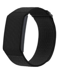 Moniteur d'activité à bracelet Helio d'Amazfit noir sur fond blanc.