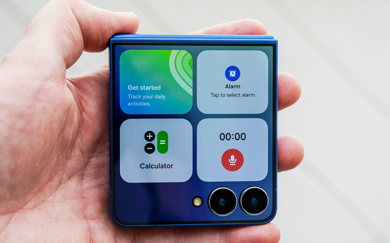 Samsung Galaxy Z Flip7 showing home screen widgets.