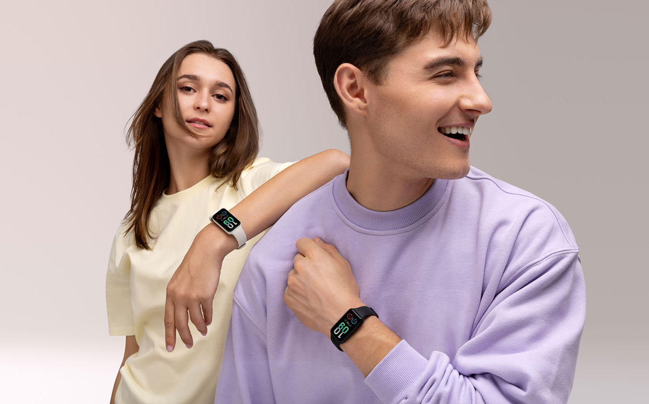 smartwatch vs fitness band for school