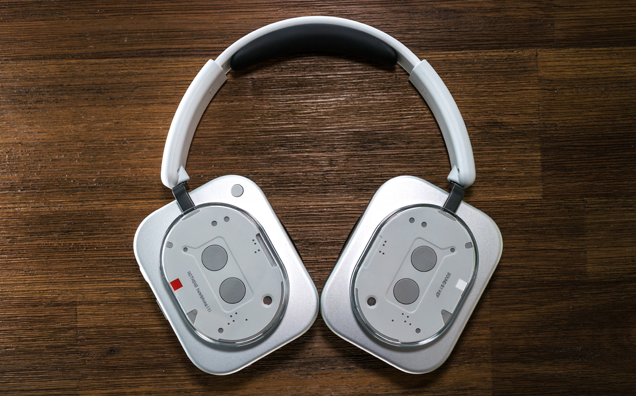 Vue de dessus du casque Nothing Headphone (1) posé à plat sur une table.