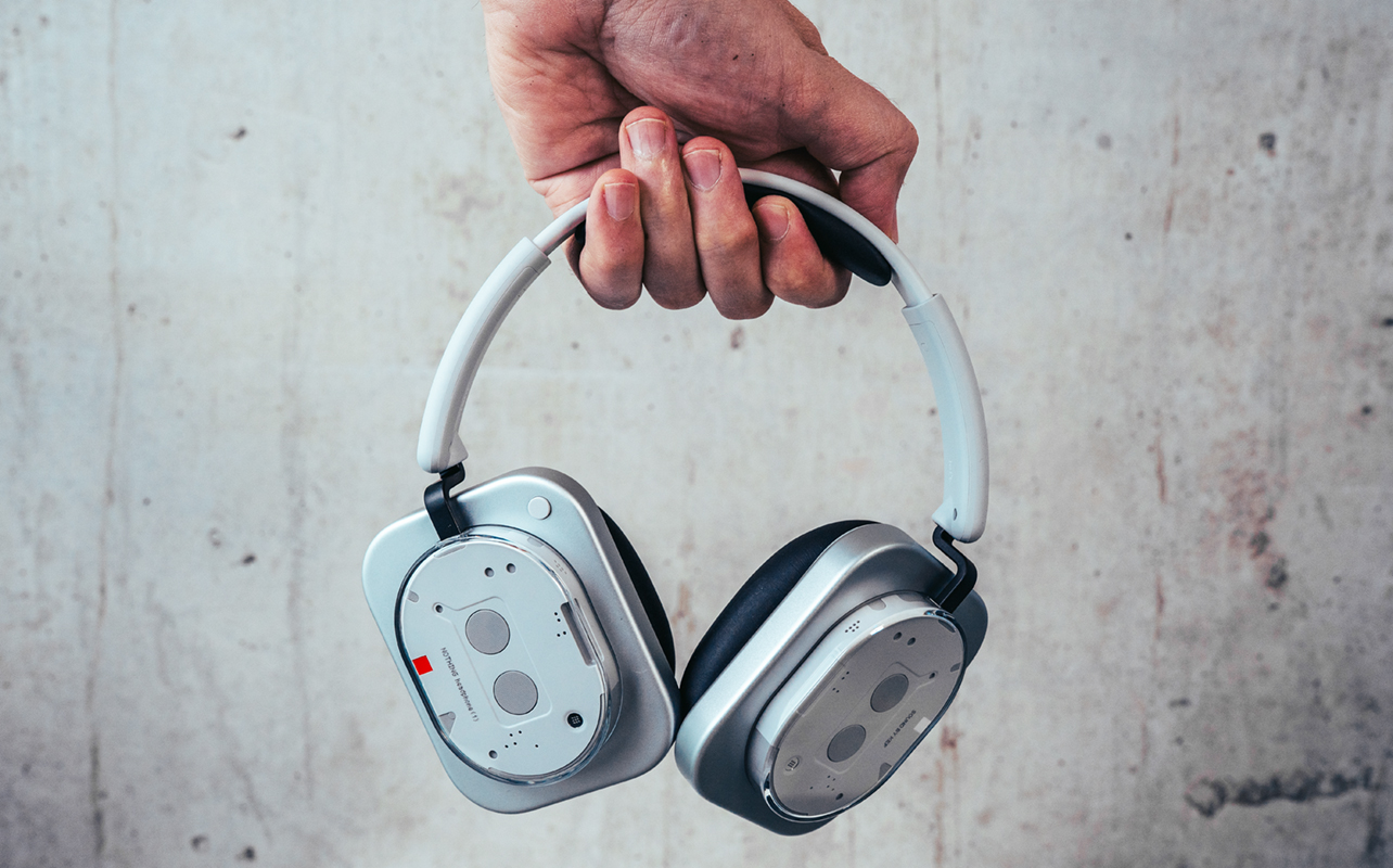 Une main tient le casque d'écoute Nothing Headphone (1)