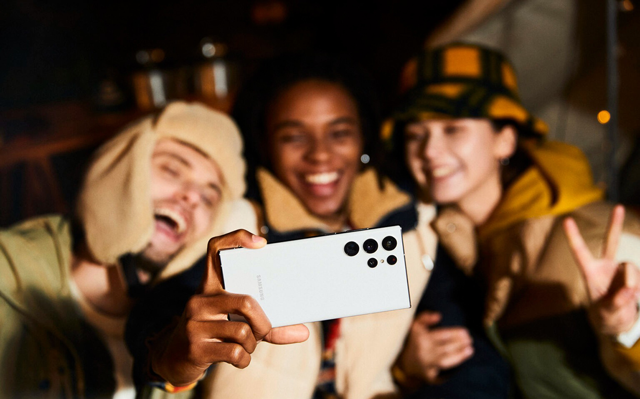 Three kids laughing with the Samsung Galaxy S22