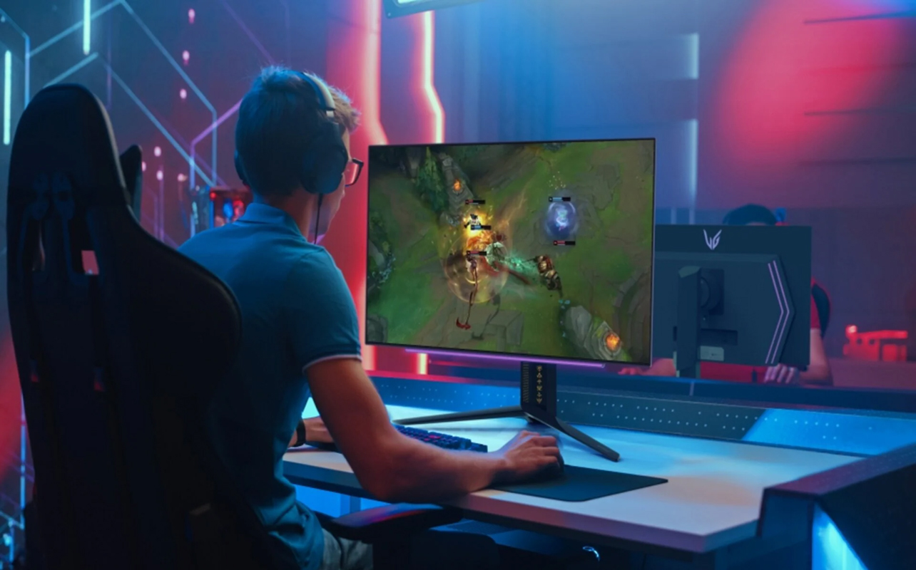 Man playing a game in LAN setup with higher response time.