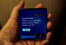 Now Brief screen on the Samsung Galaxy Z Flip7 at night.