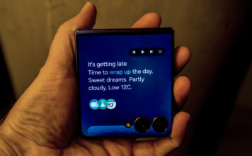 Now Brief screen on the Samsung Galaxy Z Flip7 at night.