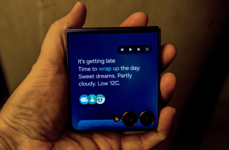 Now Brief screen on the Samsung Galaxy Z Flip7 at night.