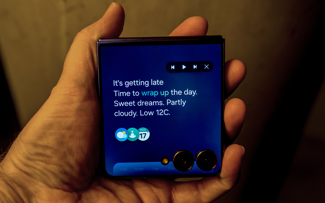 Now Brief screen on the Samsung Galaxy Z Flip7 at night.