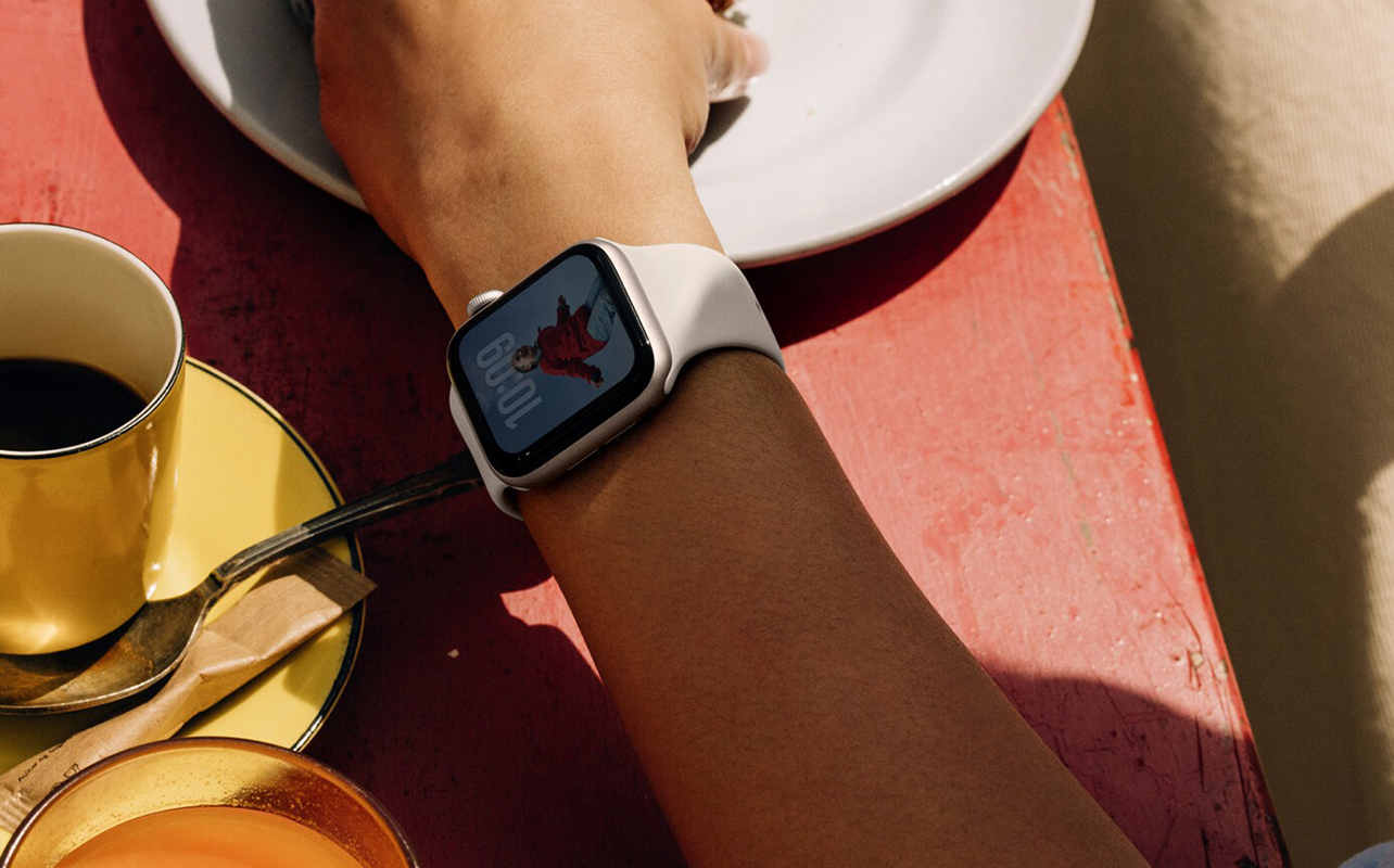 A wrist with an Apple Watch SE 3