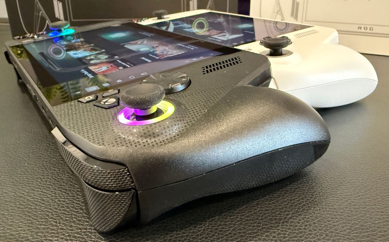 A side view of the ASUS ROG Xbox Ally and the ASUS ROG Xbox Ally X grips.