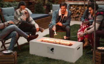 5 outdoor fireplaces that’ll turn your backyard into the coziest place around Best outdoor firepit table