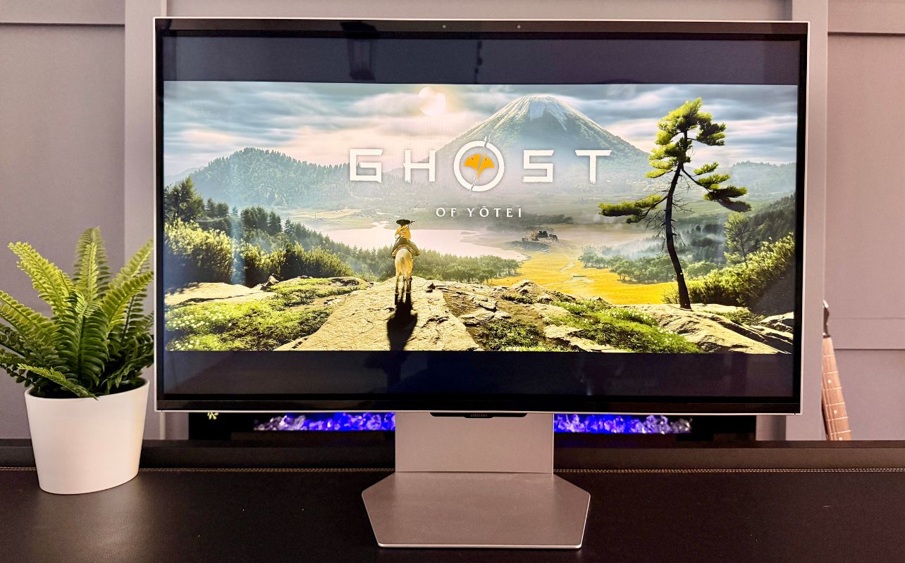 Samsung Odyssey 3D monitor shows a landscape scene from "Ghost of Yōtei" with a rider and horse.