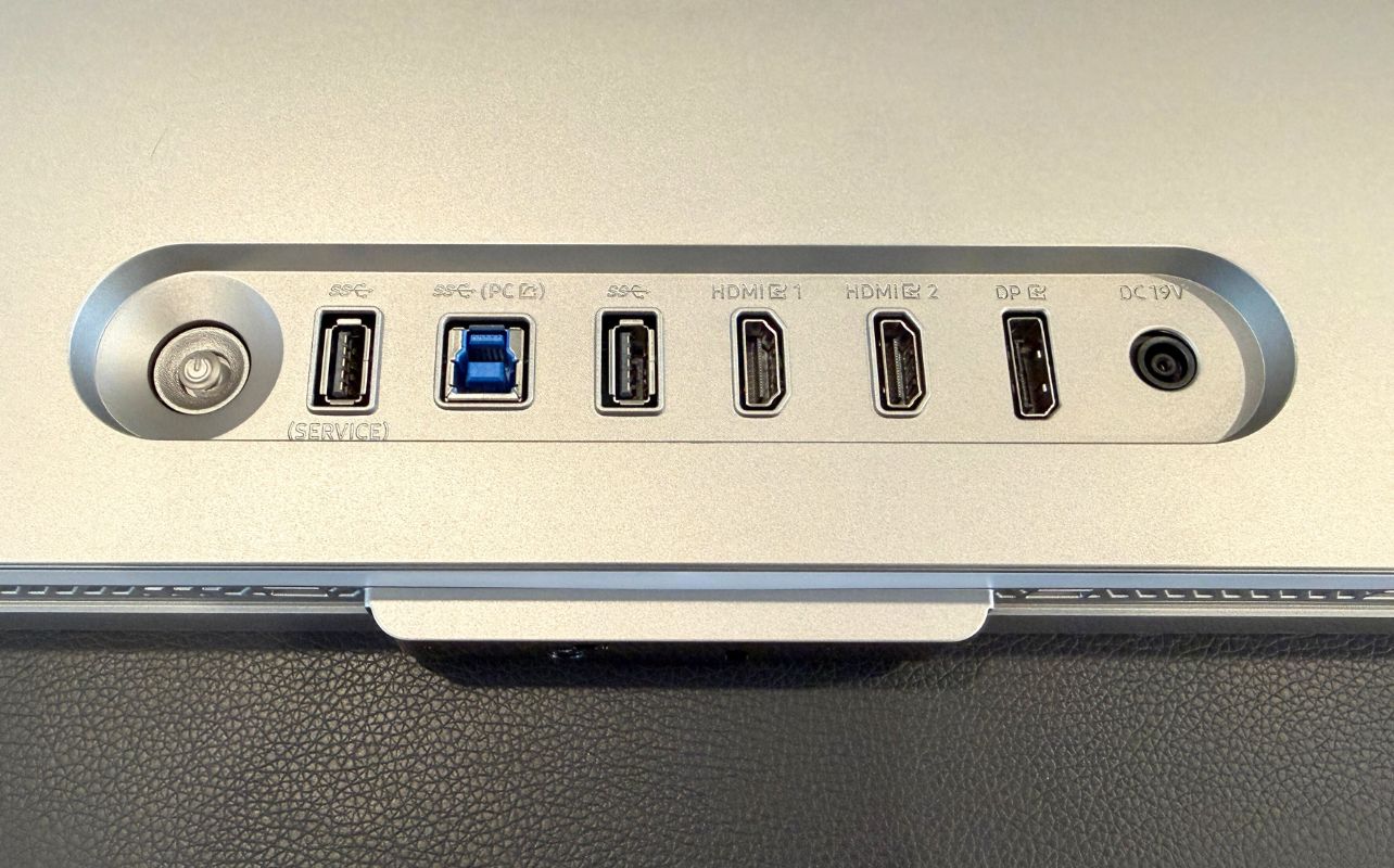 Part of the Samsung Odyssey 3D monitor shows various ports: USB, HDMI, DP, and power input labelled with text.