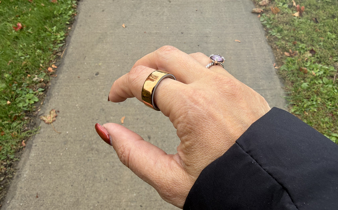 A hand curved while wearing the Oura Ring 4.