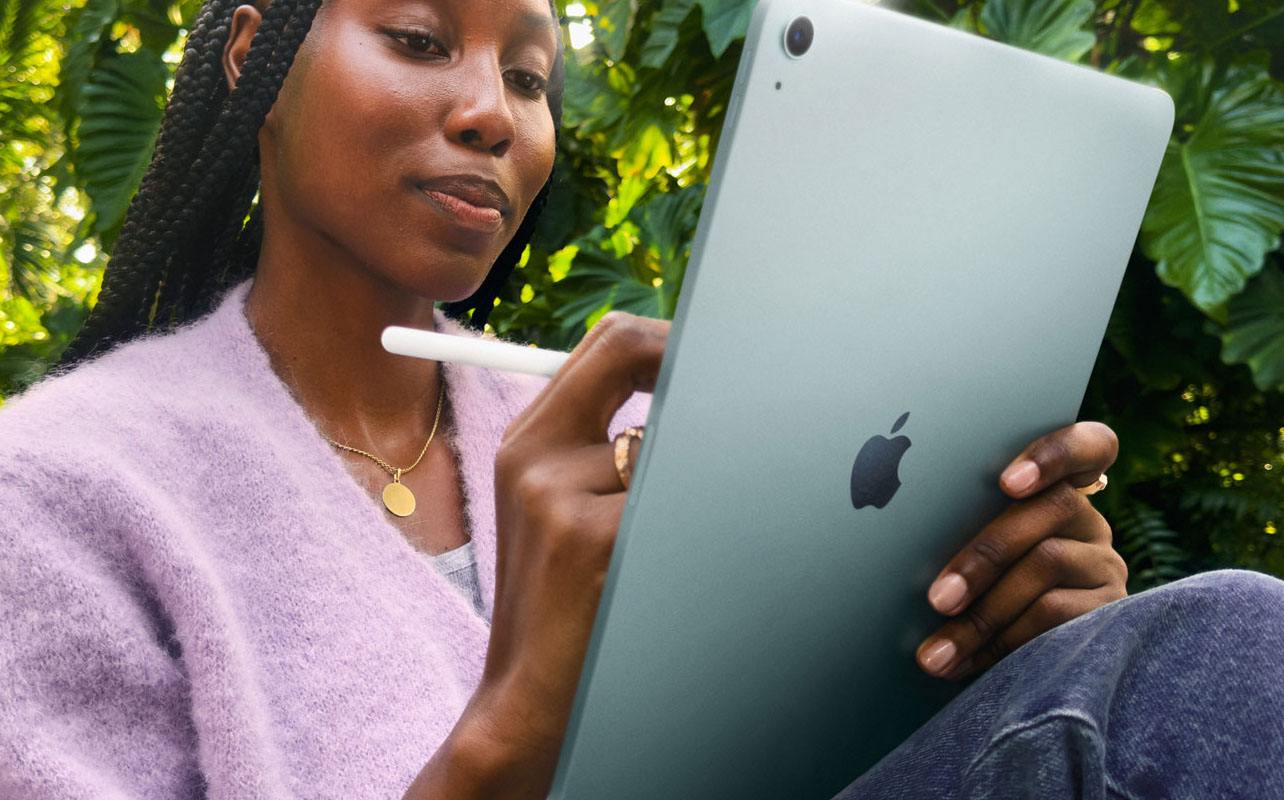 A girl using Apple iPad Air M3 11" 128GB with Wi-Fi 6E (7th Generation)