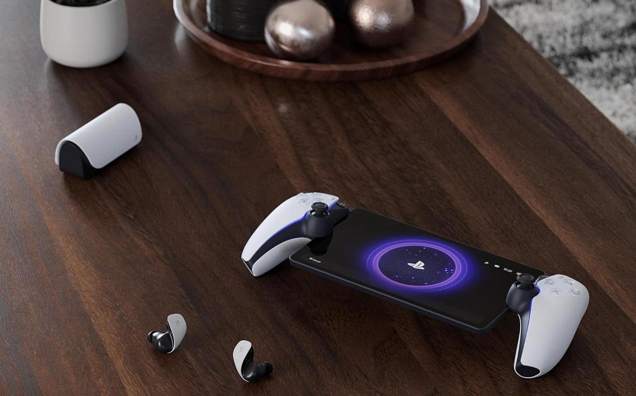 Les écouteurs sans fil PULSE Explore de PlayStation utilisés avec un PlayStation Portal.