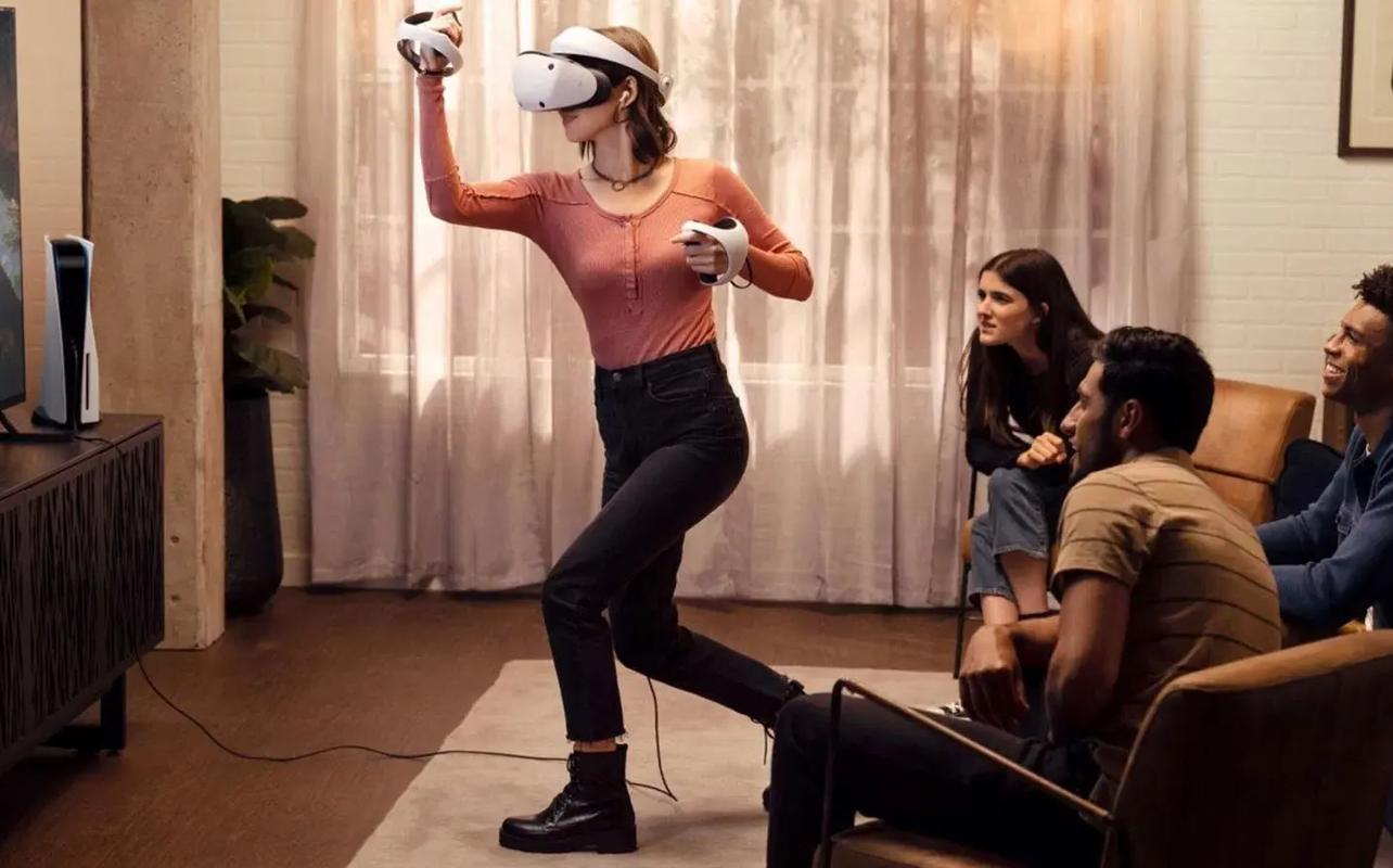 Une joueuse joue à un jeu sur le PlayStation VR2 pendant qu'un groupe d'amis regarde.