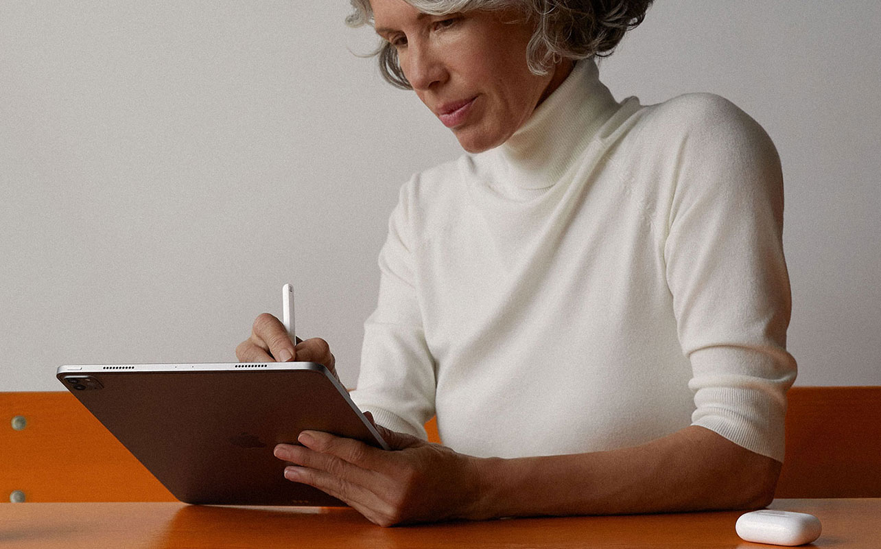 Woman taking notes on iPad pro with apple pencil