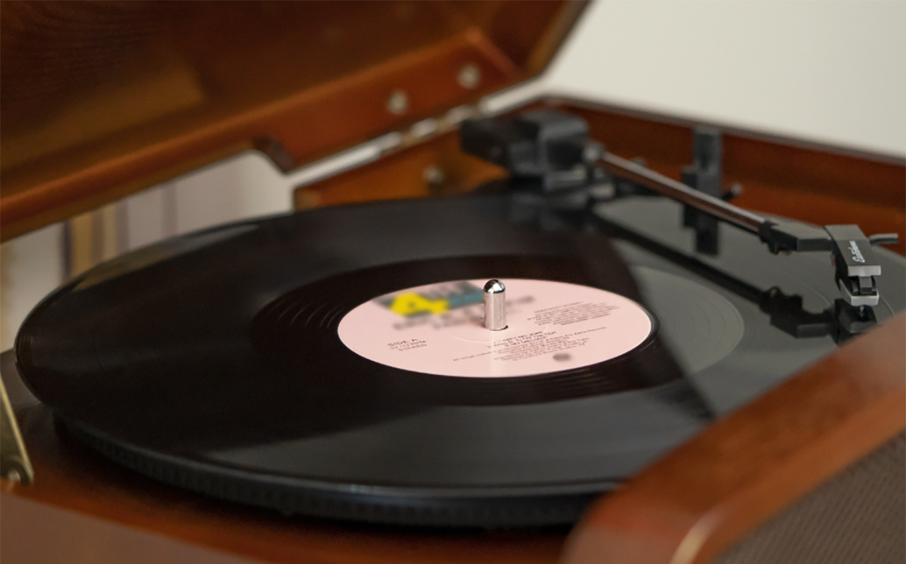 a close up of the turntable on the Electrohome Kingston micro system.