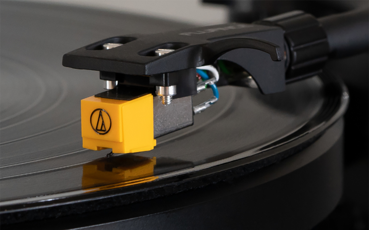 A close up of the stylus on a Fluance turntable.