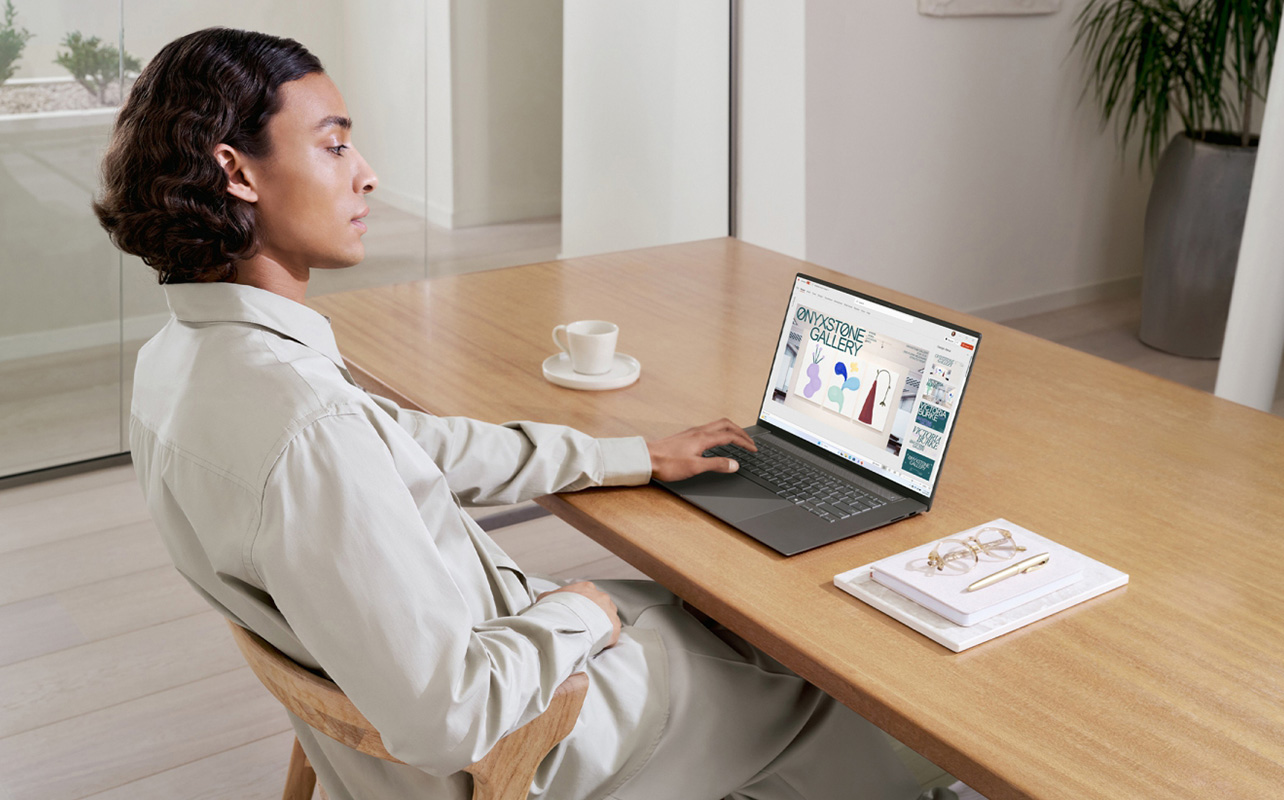 Le Zenbook d'Asus sur une table