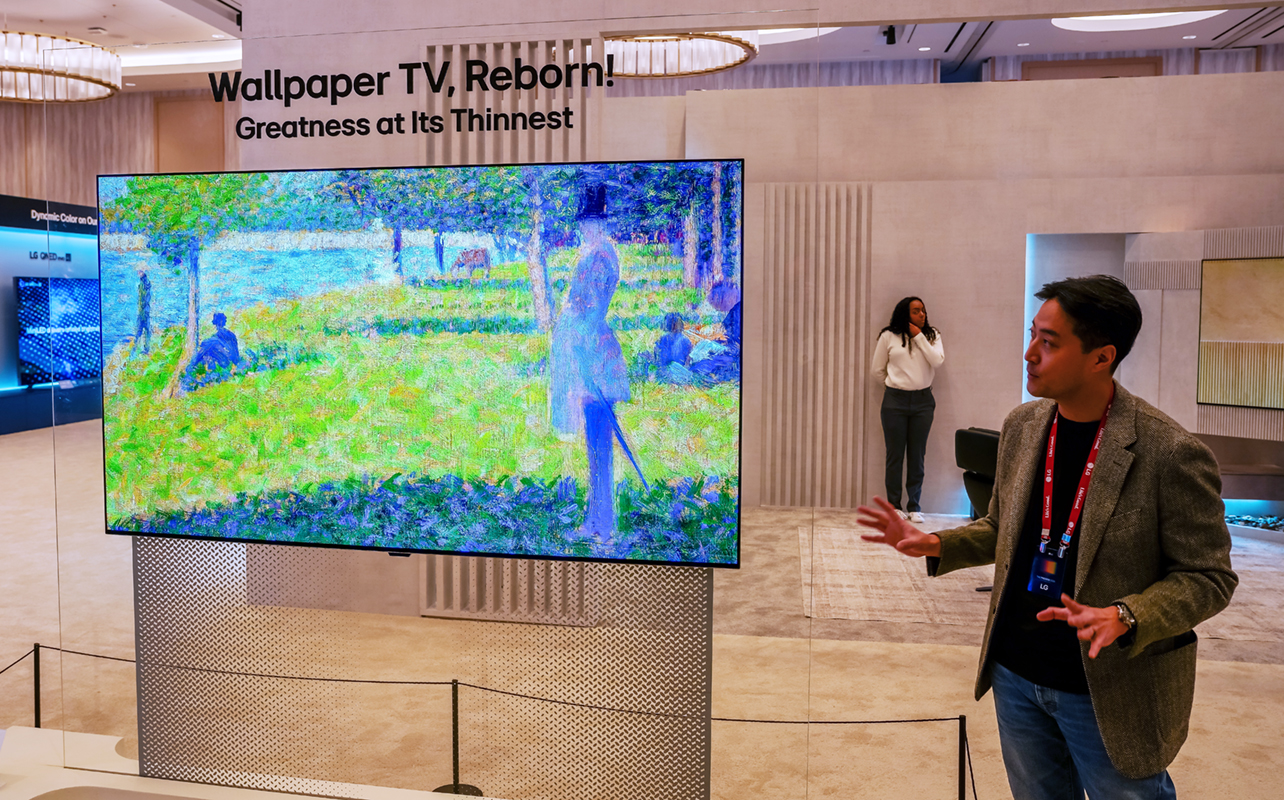 LG OLED evo W6 Wallpaper TV