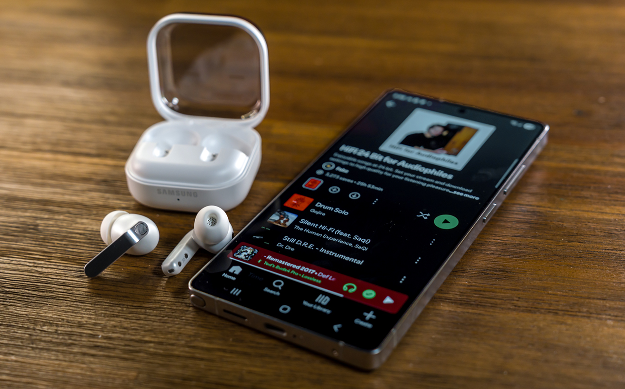 Galaxy Buds4 Pro de Samsung avec un téléphone de Samsung montrant Spotify.