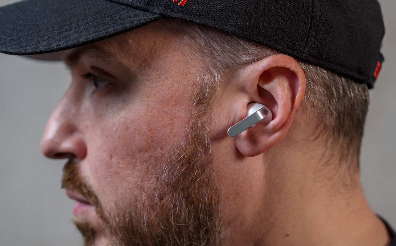 Porter les Galaxy Buds4 Pro de Samsung à l'oreille gauche.