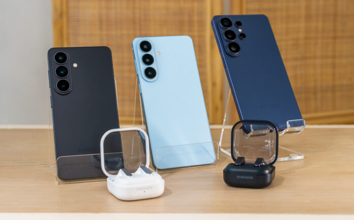 Samsung Galaxy S26 and Buds4 lineup together.