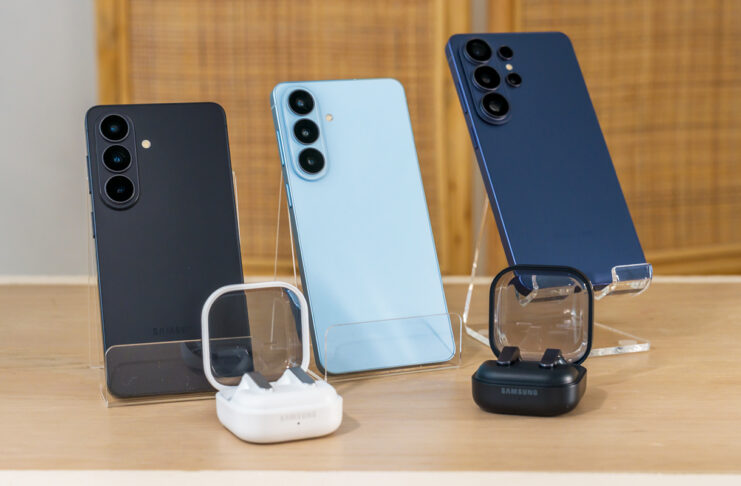 Samsung Galaxy S26 and Buds4 lineup together.