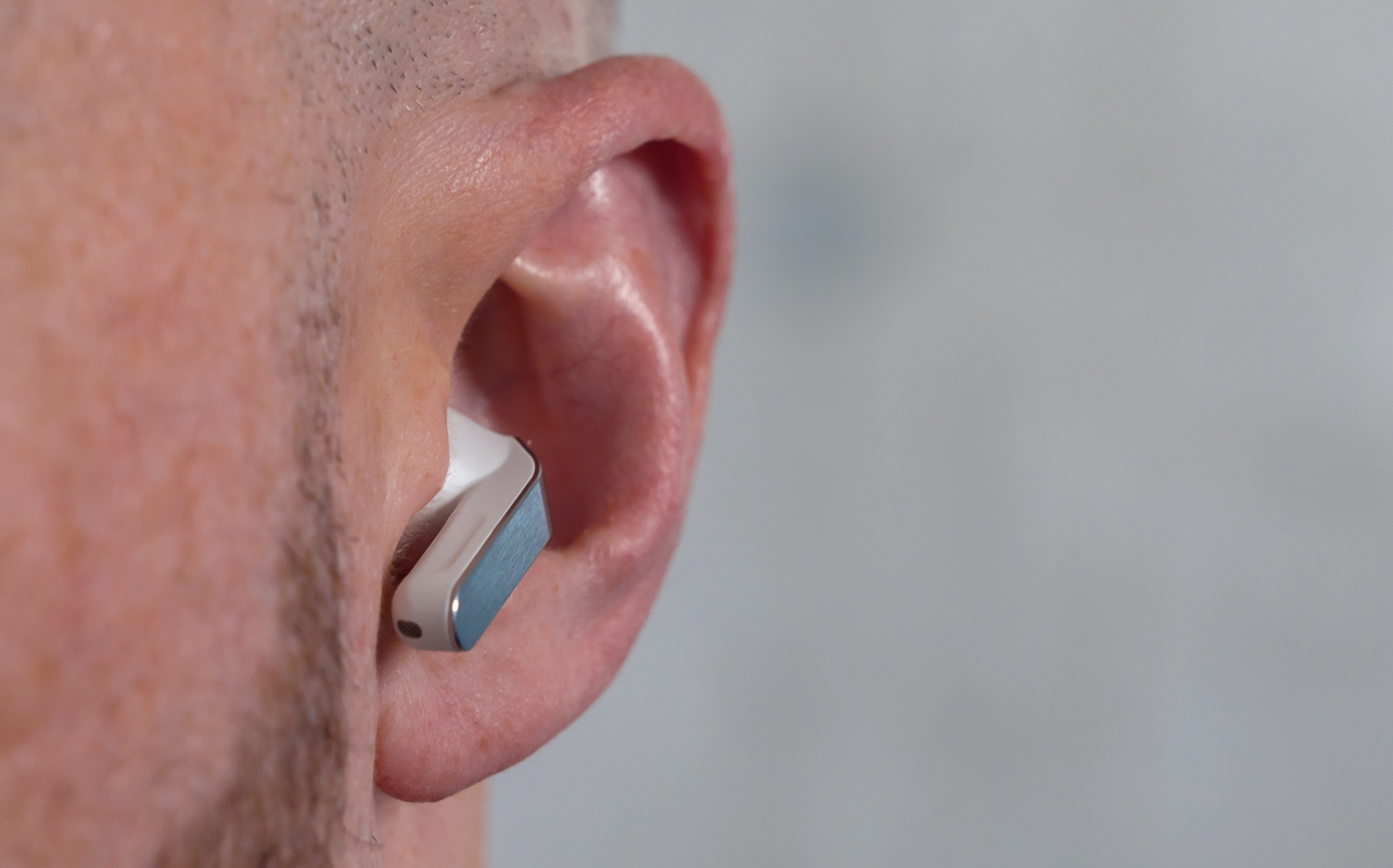 Vue en gros plan des écouteurs boutons Galaxy Buds4 Pro de Samsung. 