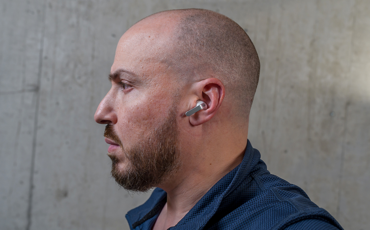 Vue latérale des Galaxy Buds4 Pro de Samsung dans l'oreille gauche.