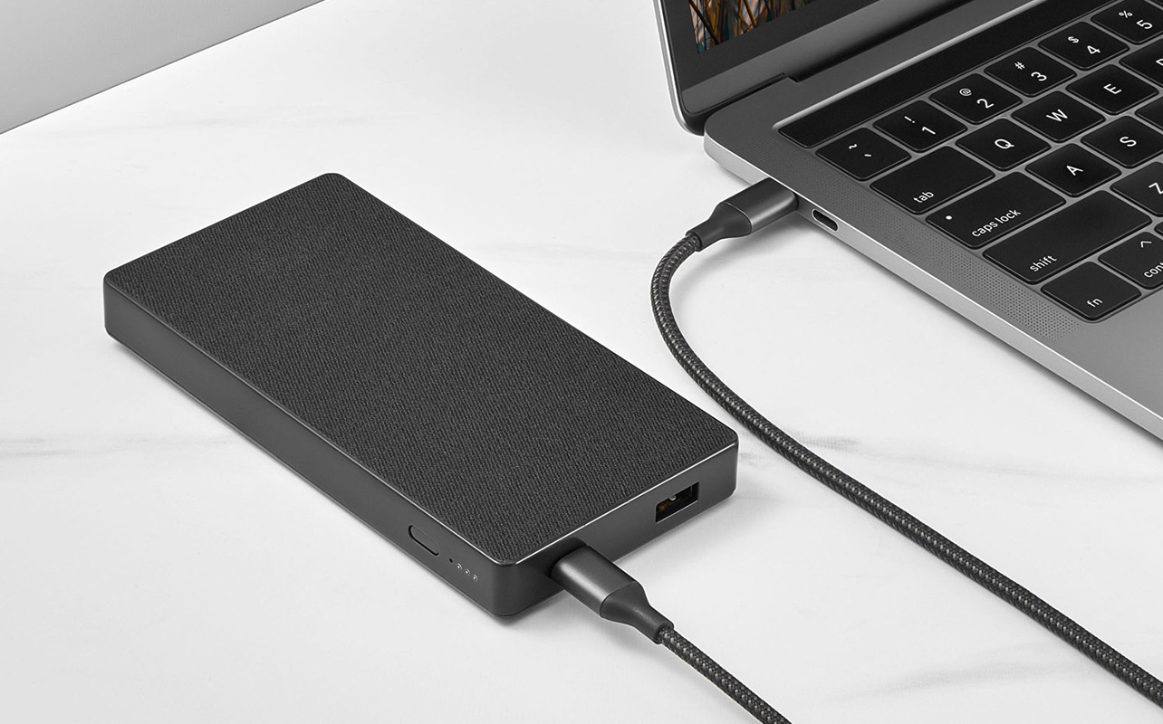 Charging cable from power bank to macbook