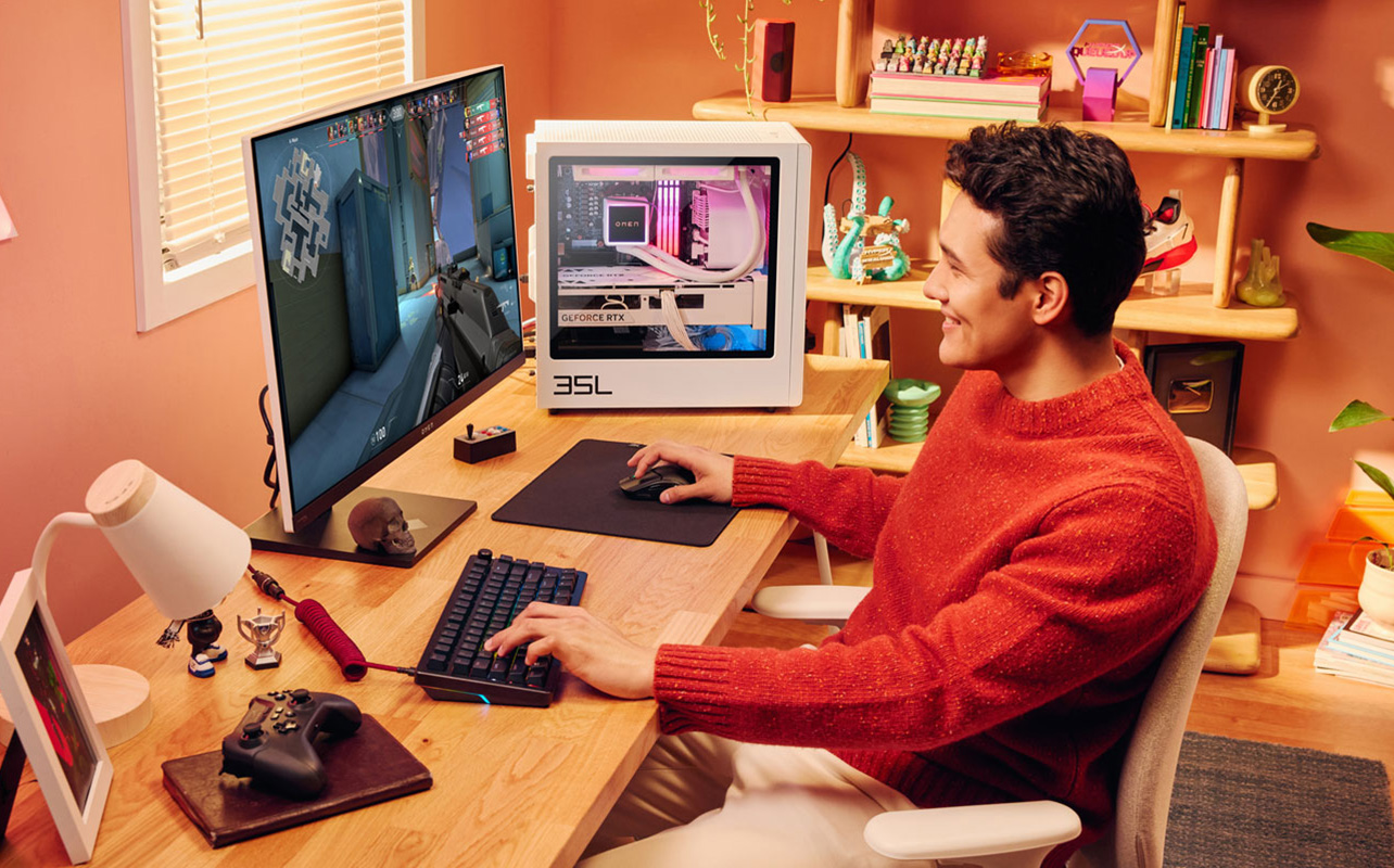 A person playing and streaming game on PC