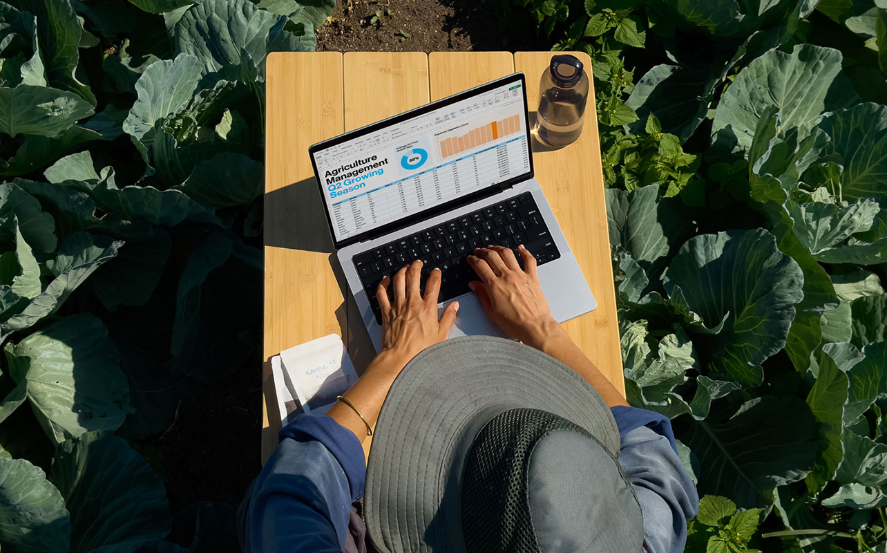 Person using a macbook for a presentation