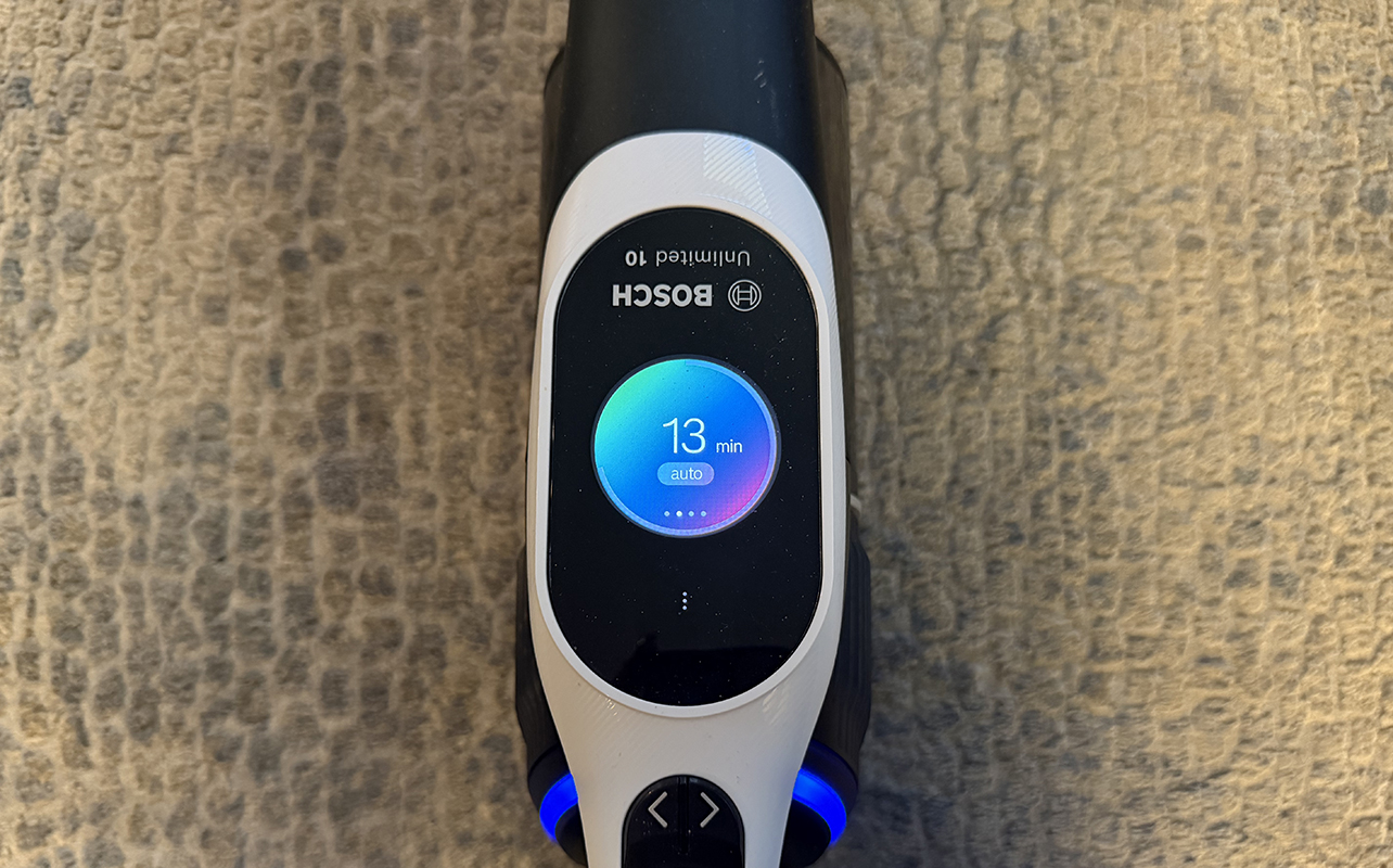 A close up of the screen of the Bosch U10 cordless vacuum cleaner.