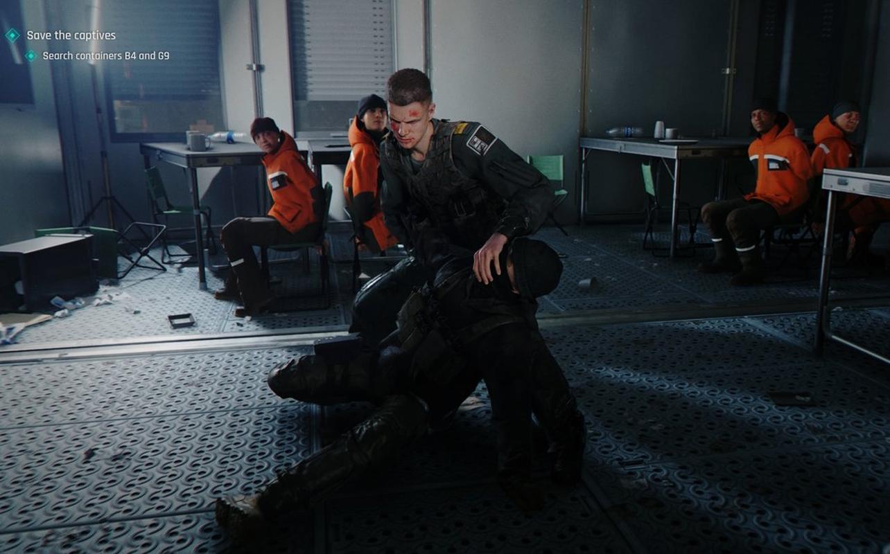 James Bond fighting an enemy during close-quarters combat in 007 First Light.