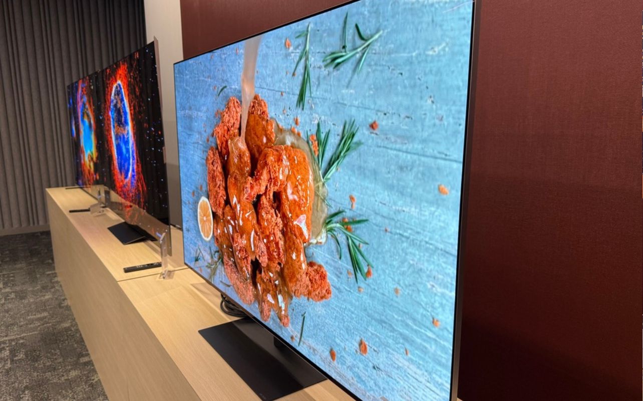 An LG G6 TV showing a nearly reflection-free screen.