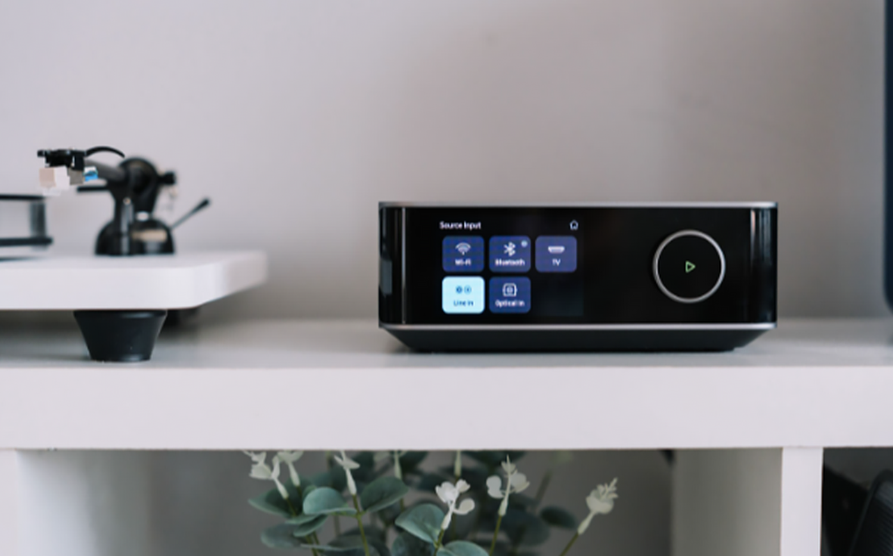 A WiiM Amp Ultra Audio streaming amplifier connects wirelessly to a turntable.
