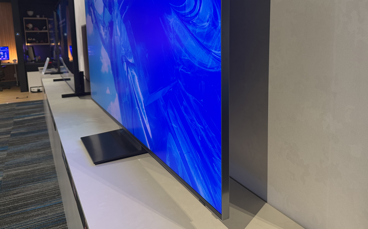 A side view of the Samsung R95H showing its glare-free panel.