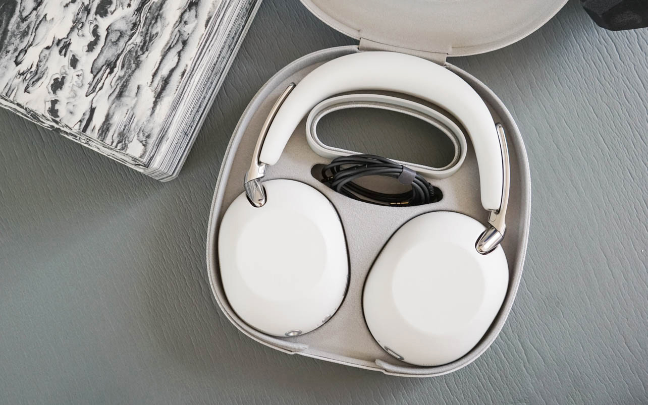 2 What's in the case of the Sony The Collexion headphones