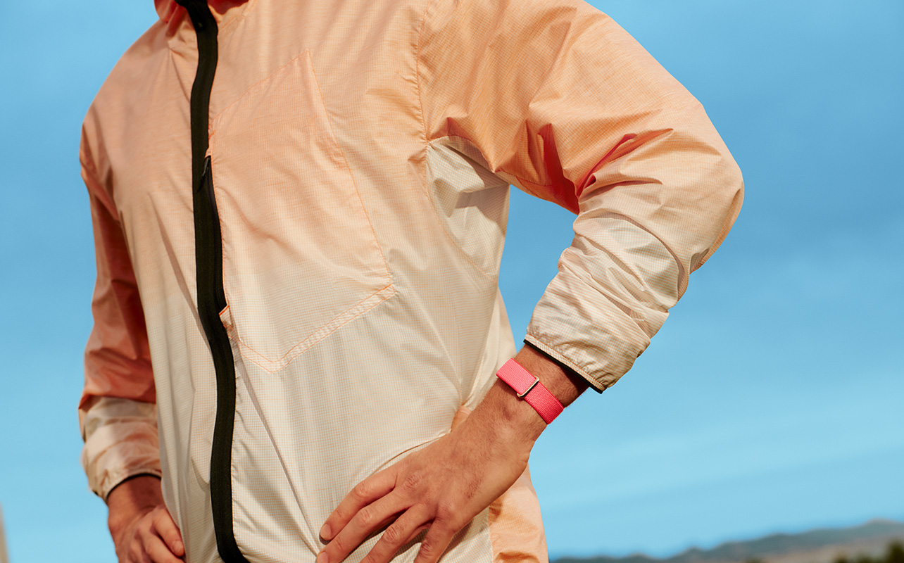 Un homme qui prend une pause de la course en portant le Fitbit Air.