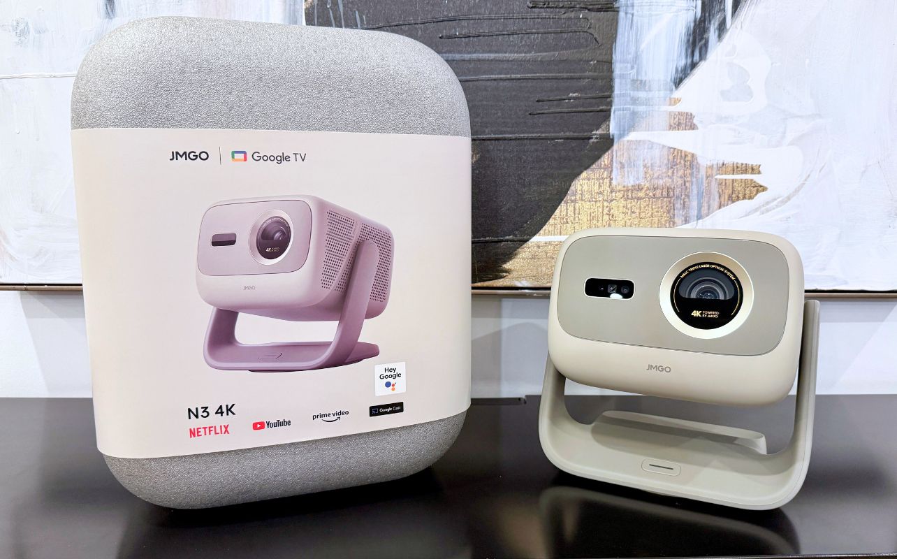 A box of the N3 4K projector is next to the device.