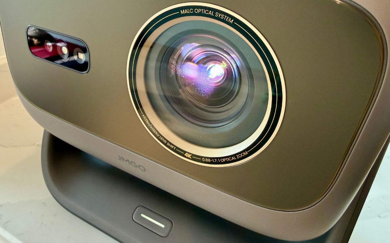 A zoomed-in picture of the JMGO projector with the lens displaying colour.