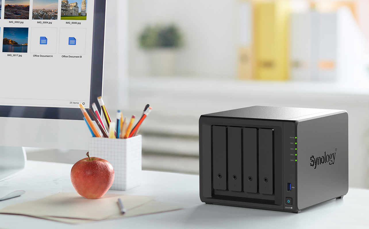NAS Synology sur un bureau avec affichage d’un explorateur de fichiers