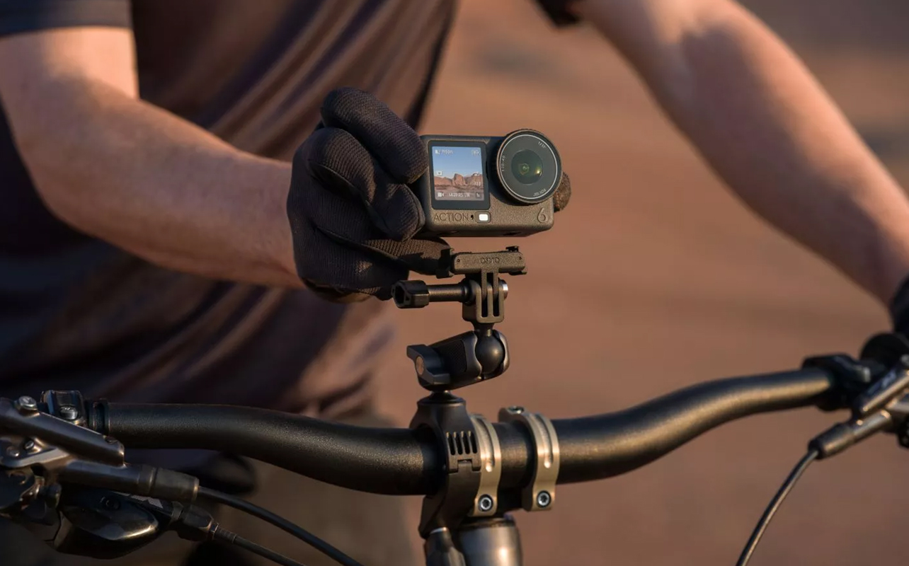 Man mounting a DJI Osmo Action 6 on his bicycle.