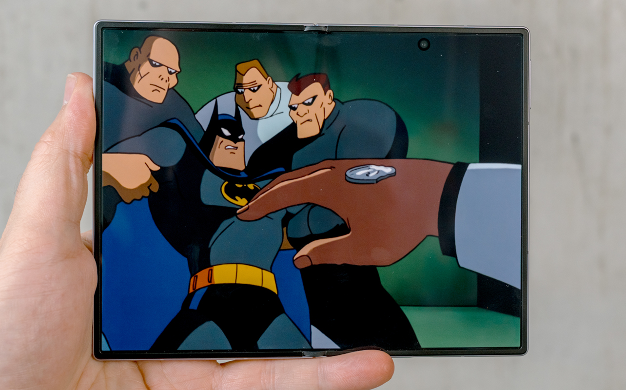 Playing a video in 4:3 aspect ratio on Samsung Galaxy Z Fold8.