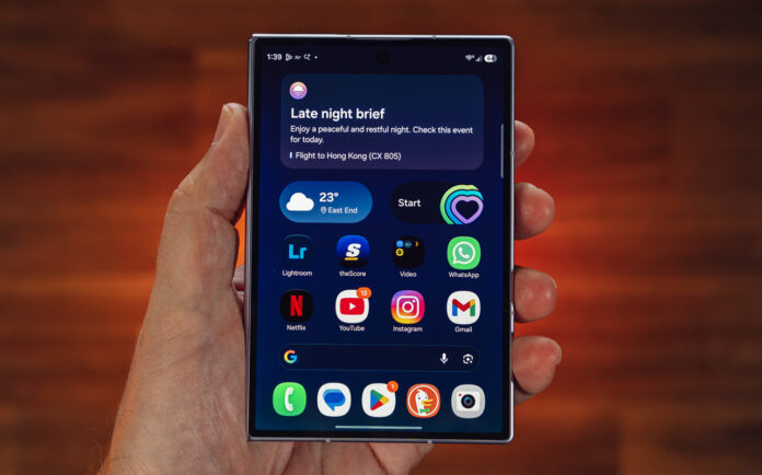 Samsung Galaxy Z Fold8 folded home screen.