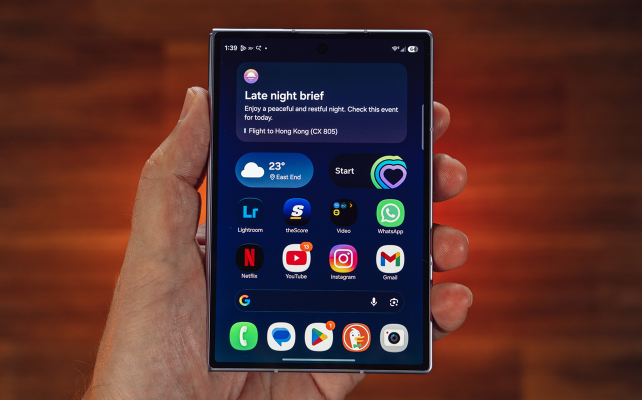 Samsung Galaxy Z Fold8 folded home screen.