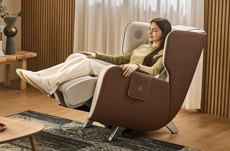 A woman lying back in the Bodyfriend Familie massage chair.